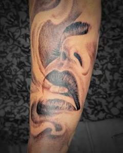 Spintattoo Lyon tatouage brignais réalisme smoke woman Bras close up