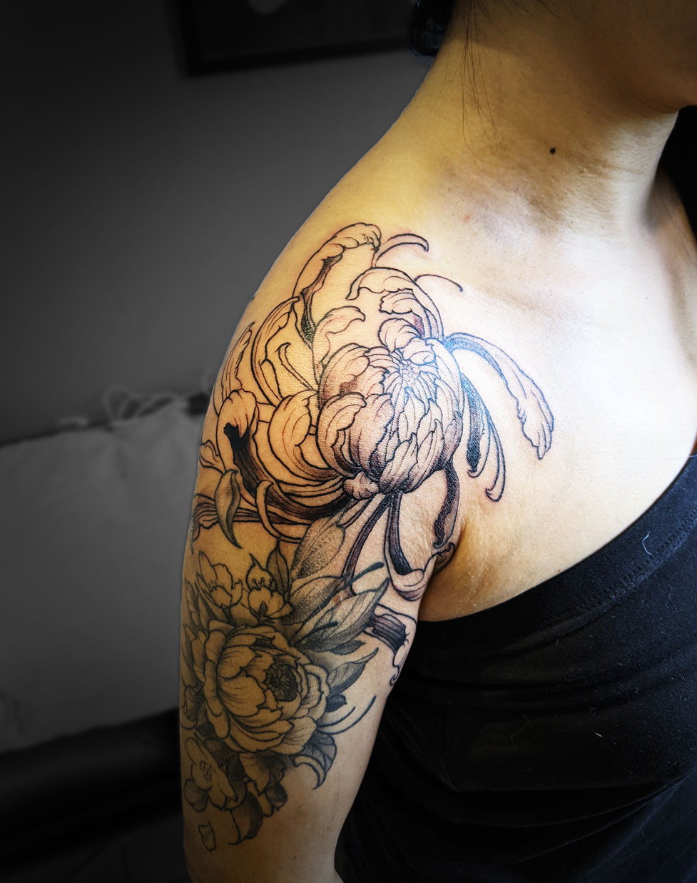 tatouage chrysanthème japonaise épaule femme