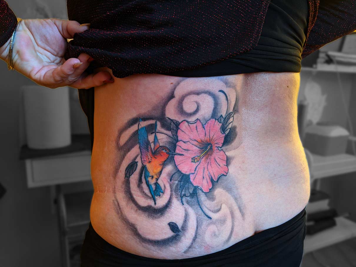tatouage hanche colibri hibiscus