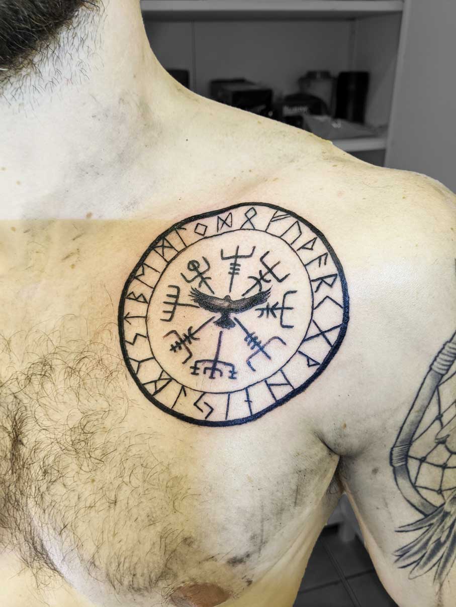 tattoo compas viking epaule