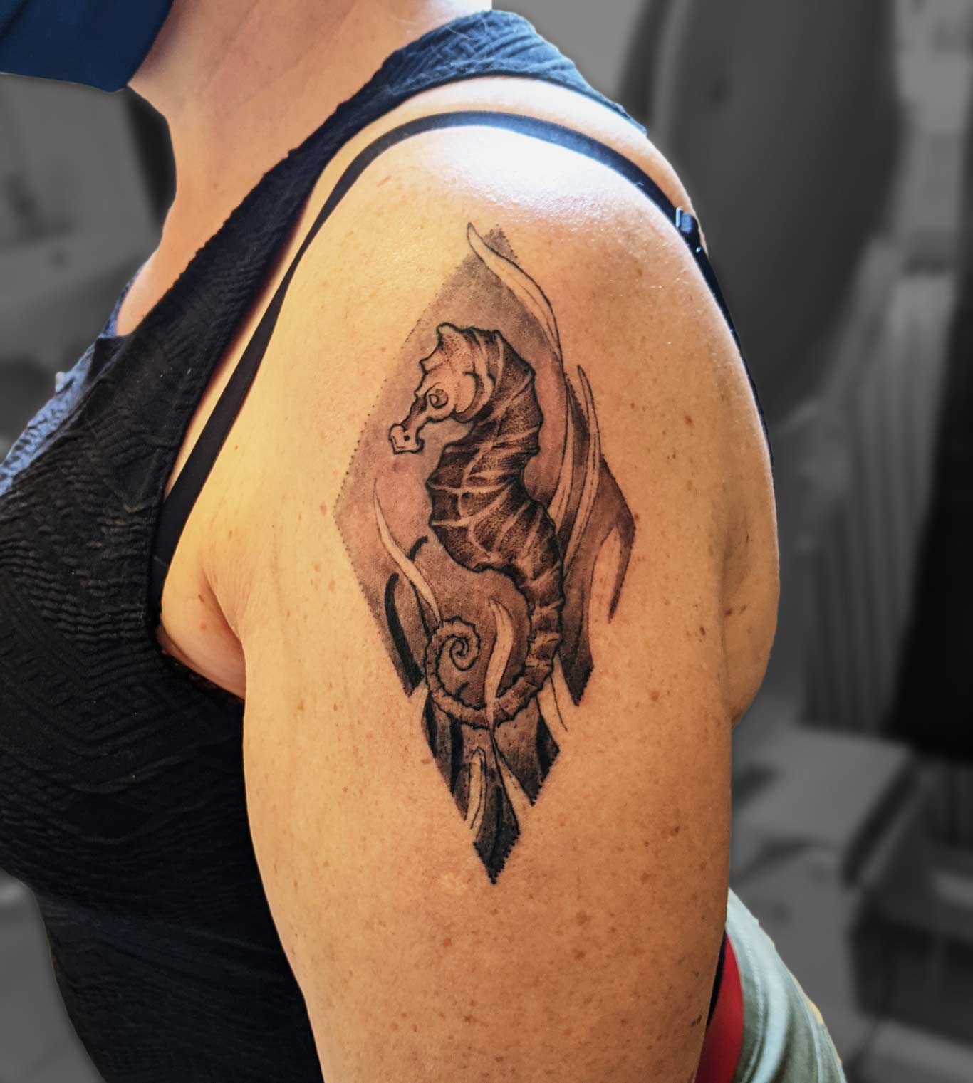 tatouage hippocampe épaule tattoo seahorse soulder