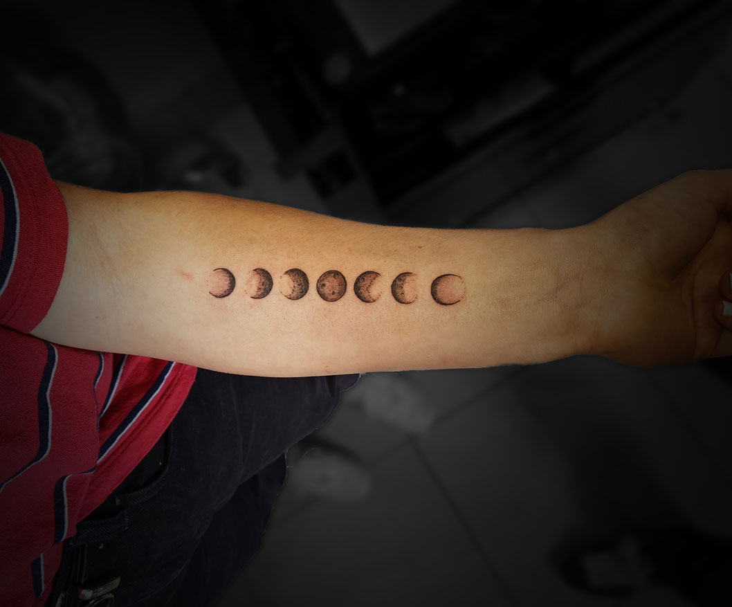 tatouage décans lune avant bras