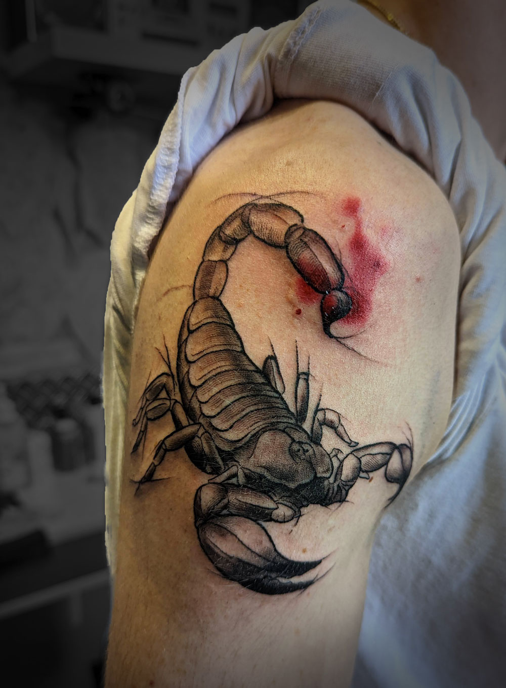 tatouage scorpion épaule droite