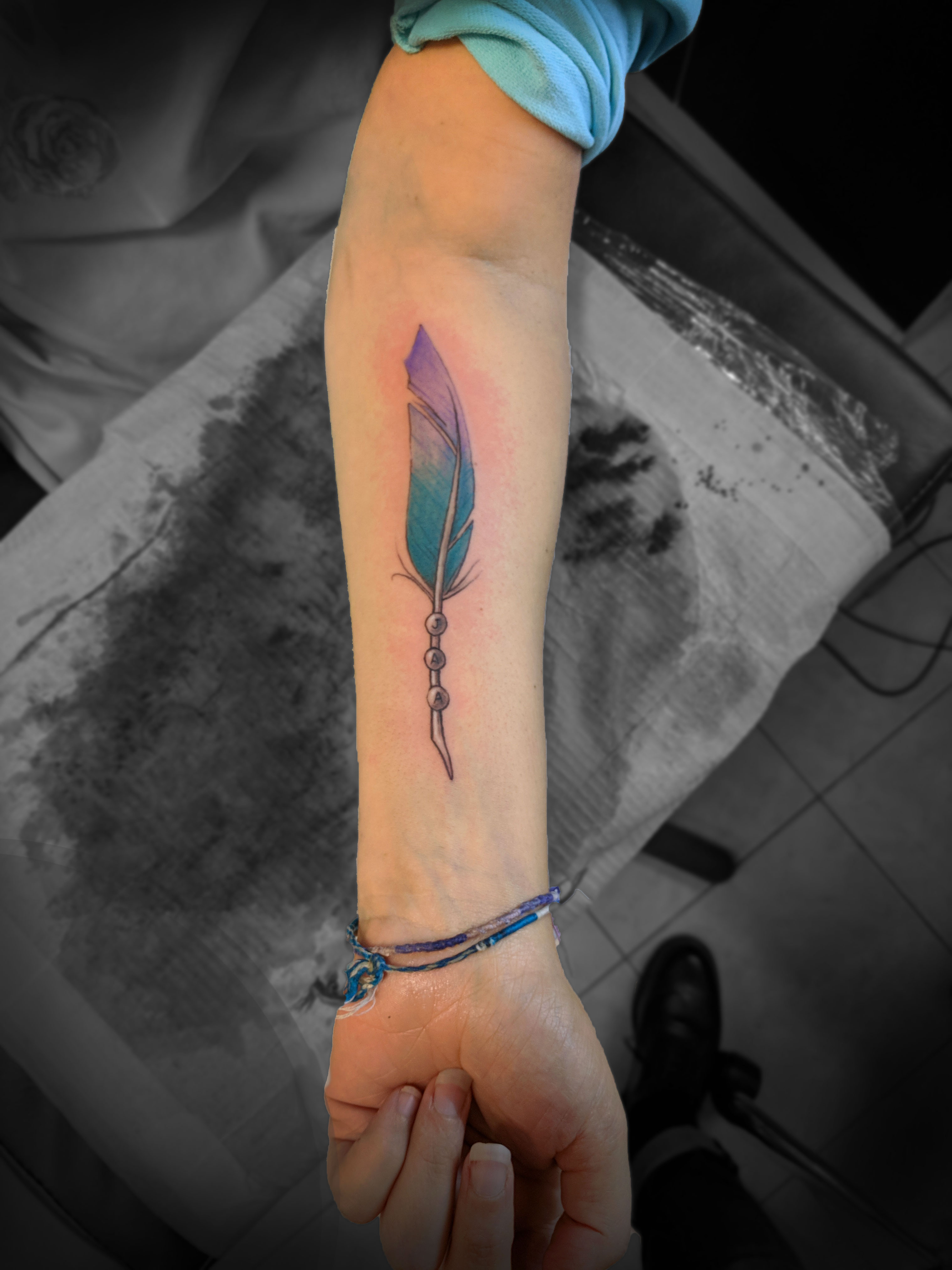 tatouage avant-bras plume couleur feather lyon corbas
