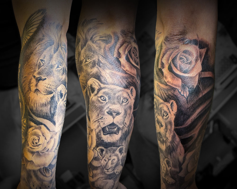 tatouage lion, lionne et lionceaux avec roses sur avant bras droit